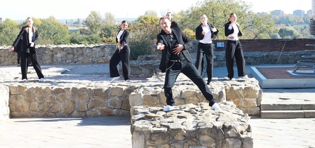 To będzie przebój roku?! Rajmund zaskakuje kolejną produkcją! Tajemnicza miłość skradnie serca Polaków?! 

