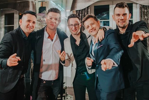 Gwiazdy disco polo na imprezie urodzinowej Karola! Długo tego nie zapomną! Wiemy, co tam się działo! 