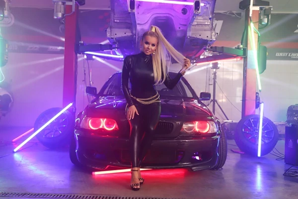 Monika Chwajoł spaliła kilka kompletów kół ze sportowych aut! Wszystko, na potrzeby nowego teledysku disco polo! Zobaczcie materiał zza kulis! 