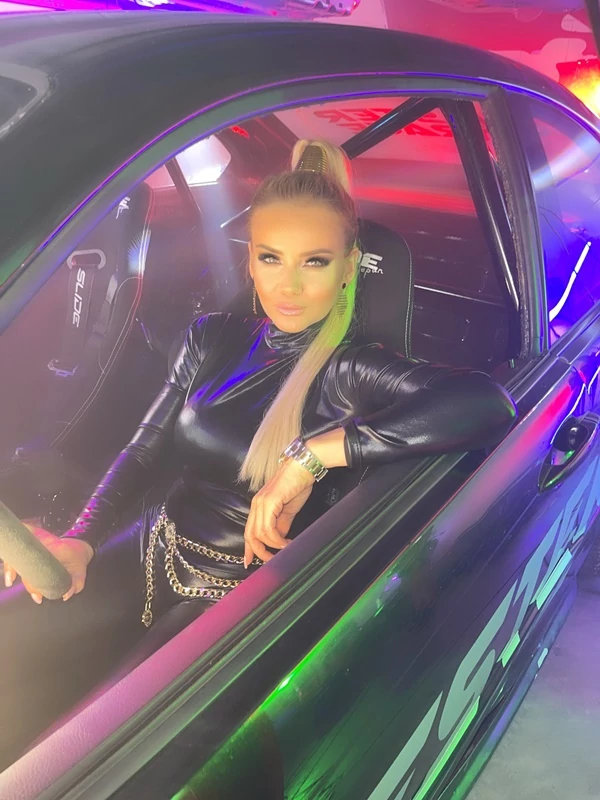 Monika Chwajoł spaliła kilka kompletów kół ze sportowych aut! Wszystko, na potrzeby nowego teledysku disco polo! Zobaczcie materiał zza kulis! 