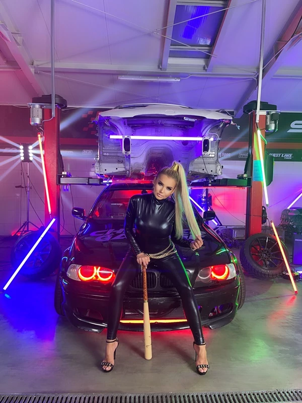 Monika Chwajoł spaliła kilka kompletów kół ze sportowych aut! Wszystko, na potrzeby nowego teledysku disco polo! Zobaczcie materiał zza kulis! 