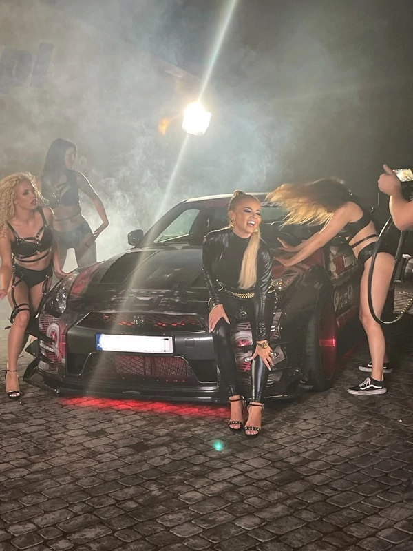 Monika Chwajoł spaliła kilka kompletów kół ze sportowych aut! Wszystko, na potrzeby nowego teledysku disco polo! Zobaczcie materiał zza kulis! 