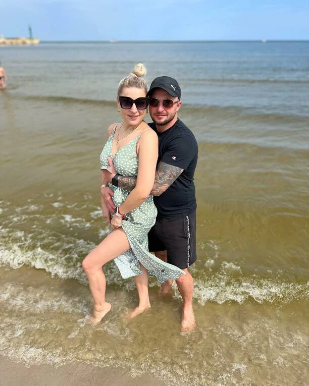 Magdalena Narożna w objęciach ukochanego! Tak gwiazda disco polo spędza czas nad polskim morzem! 