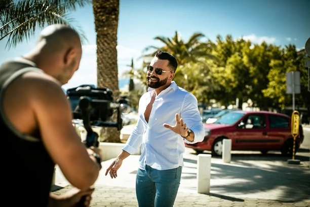 Znany artysta disco polo odsłonił kulisy nowej produkcji! To będzie typowo wakacyjna nowość prosto z Chorwacji! Armando zaskoczy tym fanów?! 