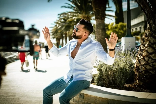 Znany artysta disco polo odsłonił kulisy nowej produkcji! To będzie typowo wakacyjna nowość prosto z Chorwacji! Armando zaskoczy tym fanów?! 