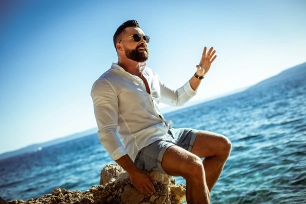 Znany artysta disco polo odsłonił kulisy nowej produkcji! To będzie typowo wakacyjna nowość prosto z Chorwacji! Armando zaskoczy tym fanów?! 