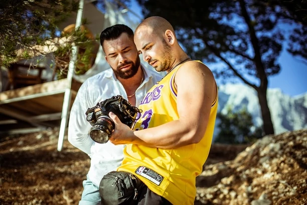 Znany artysta disco polo odsłonił kulisy nowej produkcji! To będzie typowo wakacyjna nowość prosto z Chorwacji! Armando zaskoczy tym fanów?! 