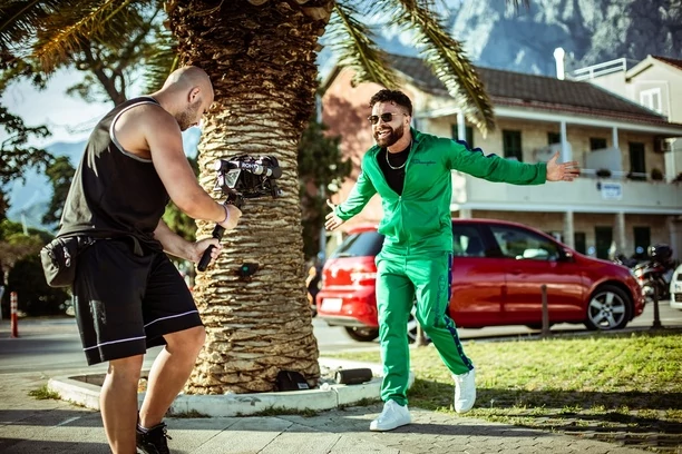 Znany artysta disco polo odsłonił kulisy nowej produkcji! To będzie typowo wakacyjna nowość prosto z Chorwacji! Armando zaskoczy tym fanów?! 