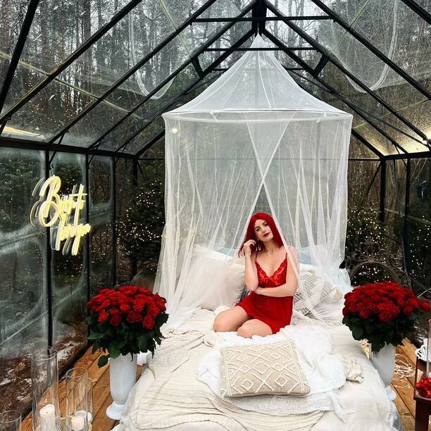 Popularna wokalistka disco polo kusi pozami na łóżku! Uwagę zwraca wyjątkowa kreacja odsłaniająca Jej wdzięki! 