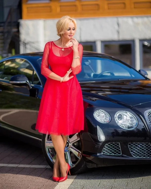 Królowa śląskich szlagierów kokietuje zgrabną figurą! Teresa Werner  wygląda kwitnąco! FOTO