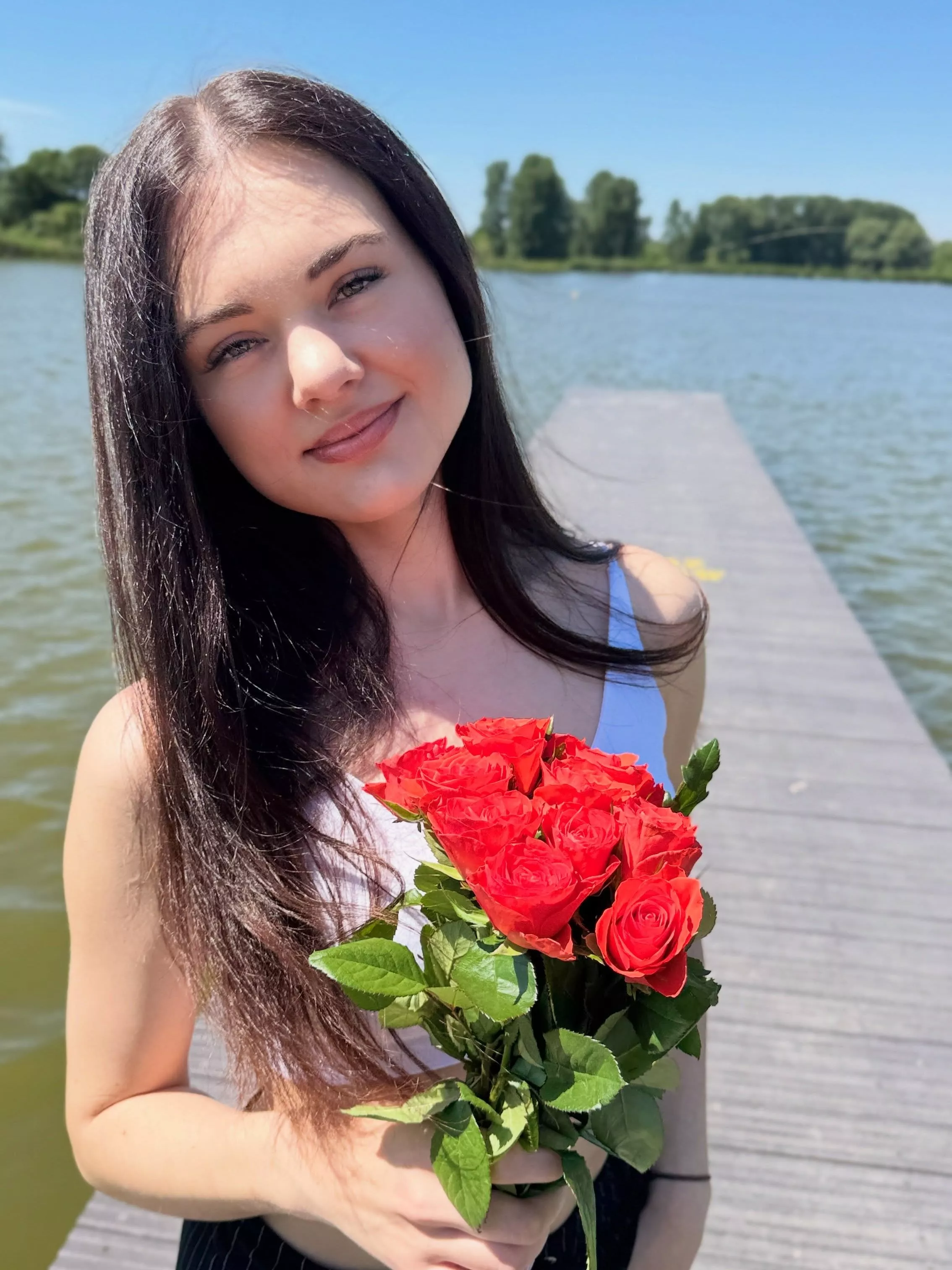 Czyżby Weronika z Top Girls zakochana? Młoda gwiazda disco polo pokazała nowe zdjęcia z bukietem czerwonych róż