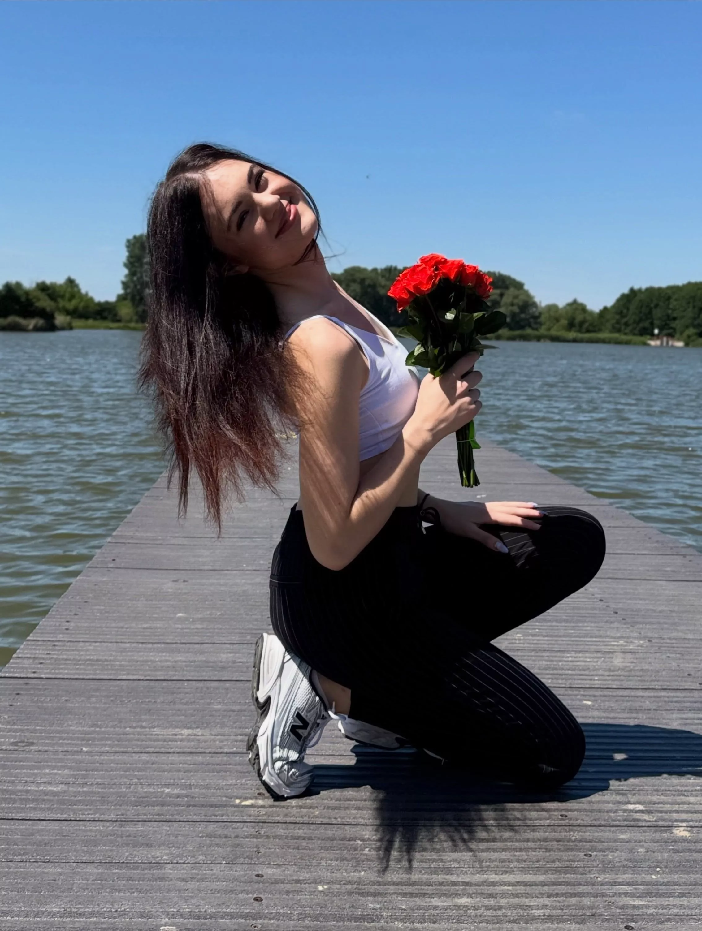 Czyżby Weronika z Top Girls zakochana? Młoda gwiazda disco polo pokazała nowe zdjęcia z bukietem czerwonych róż