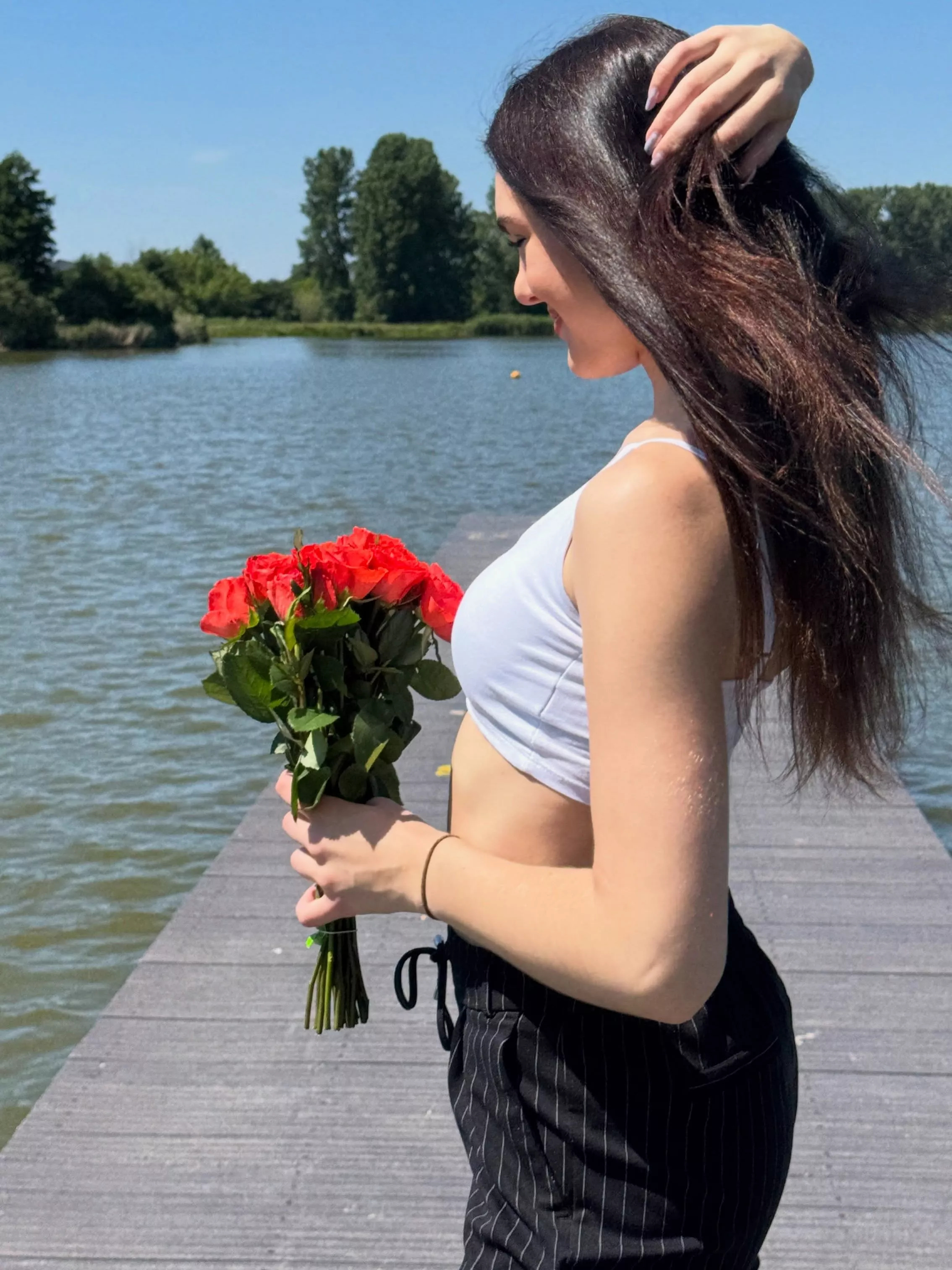 Czyżby Weronika z Top Girls zakochana? Młoda gwiazda disco polo pokazała nowe zdjęcia z bukietem czerwonych róż