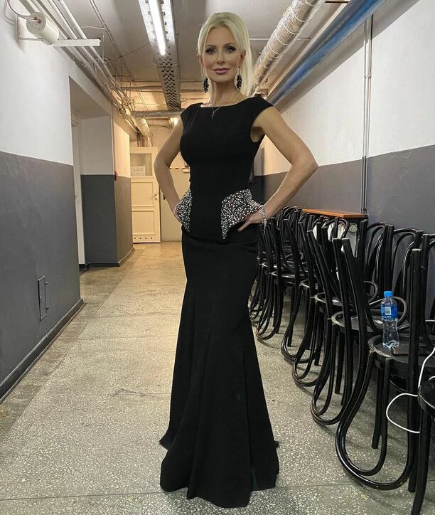 Wokalistka disco polo przekroczyła pewną granicę?! Takiej Elwiry Mejk jeszcze nie widzieliście! Spektakularna kreacja wywołała aktywność fanów.