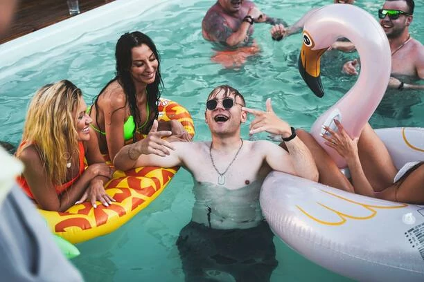 Takiego duetu w disco polo jeszcze nie było! Pudzianowski i Menelaos w produkcji „We Łebie„ | VIDEO