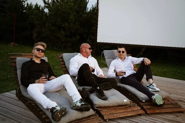 Takiego duetu w disco polo jeszcze nie było! Pudzianowski i Menelaos w produkcji „We Łebie„ | VIDEO