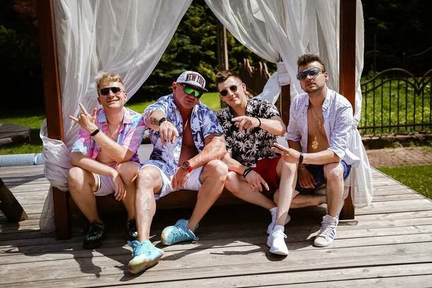 Takiego duetu w disco polo jeszcze nie było! Pudzianowski i Menelaos w produkcji „We Łebie„ | VIDEO