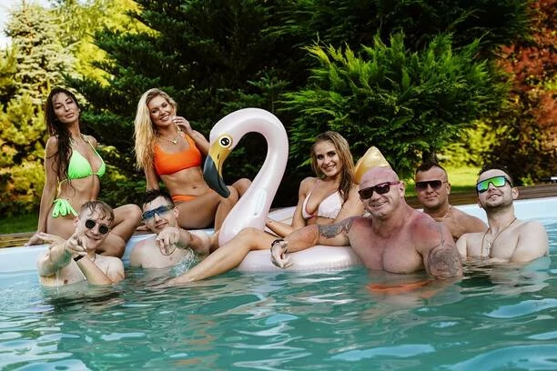 Takiego duetu w disco polo jeszcze nie było! Pudzianowski i Menelaos w produkcji „We Łebie„ | VIDEO