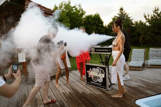 Takiego duetu w disco polo jeszcze nie było! Pudzianowski i Menelaos w produkcji „We Łebie„ | VIDEO