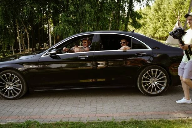 Takiego duetu w disco polo jeszcze nie było! Pudzianowski i Menelaos w produkcji „We Łebie„ | VIDEO