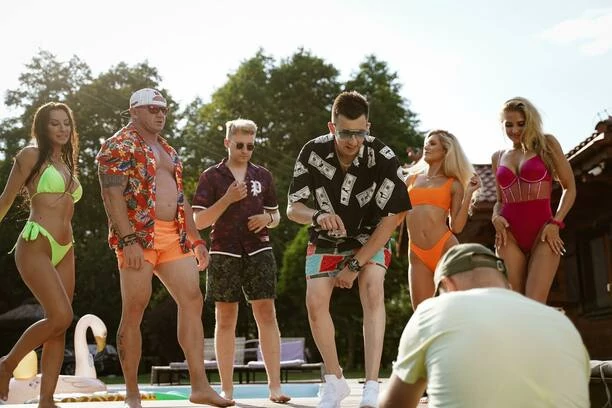 Takiego duetu w disco polo jeszcze nie było! Pudzianowski i Menelaos w produkcji „We Łebie„ | VIDEO