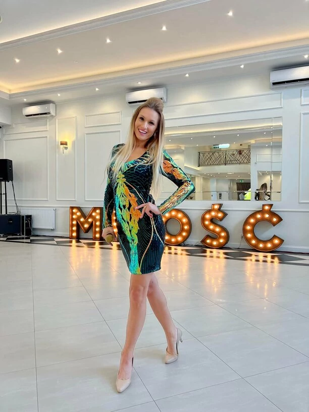 Prześliczna wokalistka disco polo odsłoniła zgrabne nogi! Gorące kadry rozpalają zmysły!