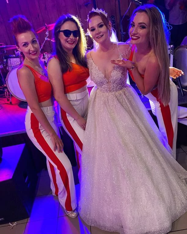 Ślub w branży disco! Na ślubnym kobiercu stanęła członkini popularnego girls bandu! [Zdjęcia]