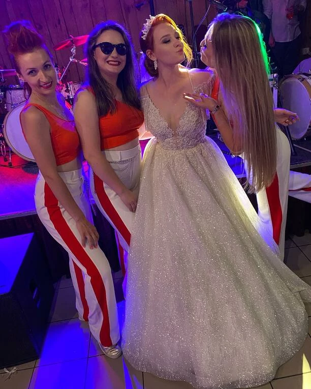 Ślub w branży disco! Na ślubnym kobiercu stanęła członkini popularnego girls bandu! [Zdjęcia]