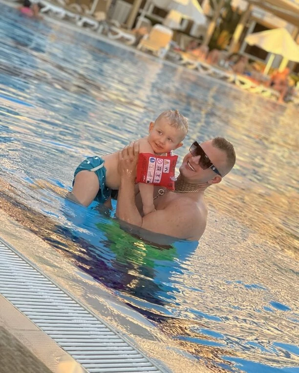 Dawid Narożny z ukochaną żoną i z synkiem na wakacjach! [Zdjęcia] Artysta korzysta z życia! 