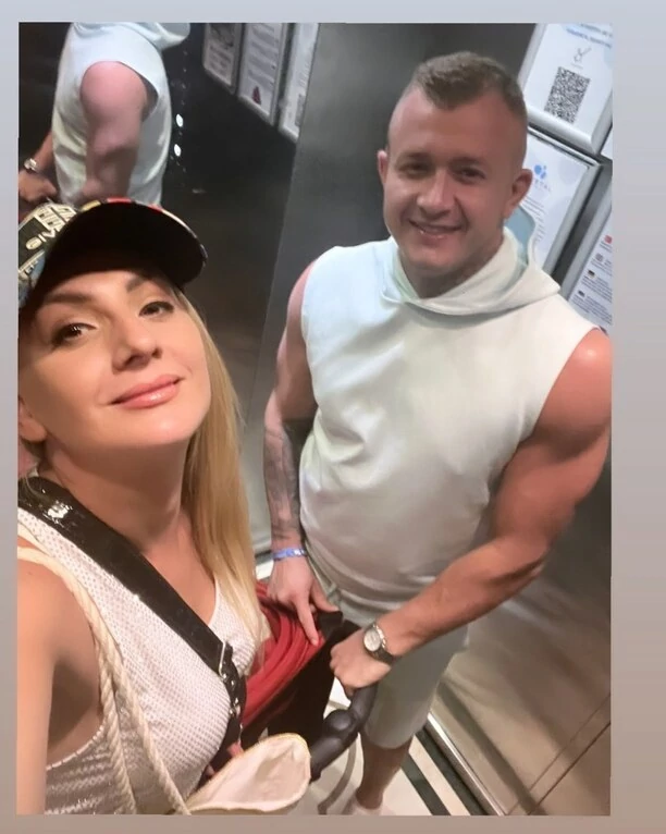 Dawid Narożny z ukochaną żoną i z synkiem na wakacjach! [Zdjęcia] Artysta korzysta z życia! 