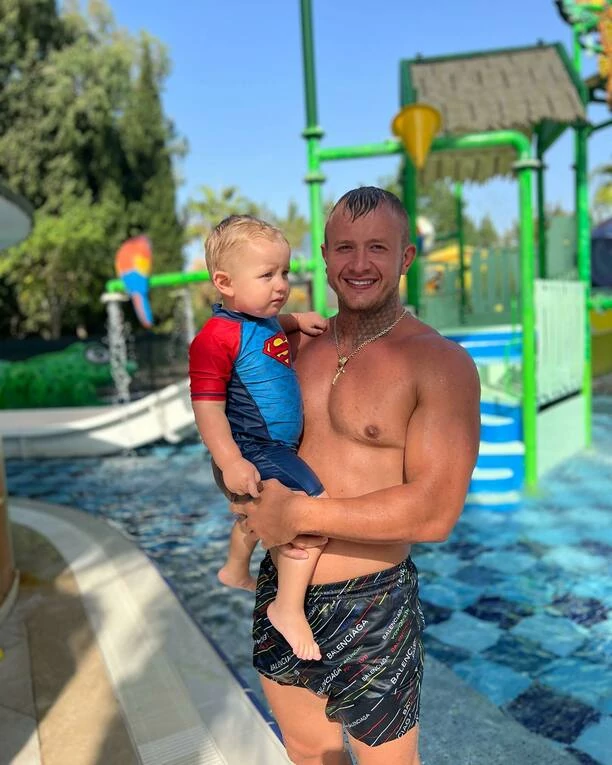 Dawid Narożny z ukochaną żoną i z synkiem na wakacjach! [Zdjęcia] Artysta korzysta z życia! 