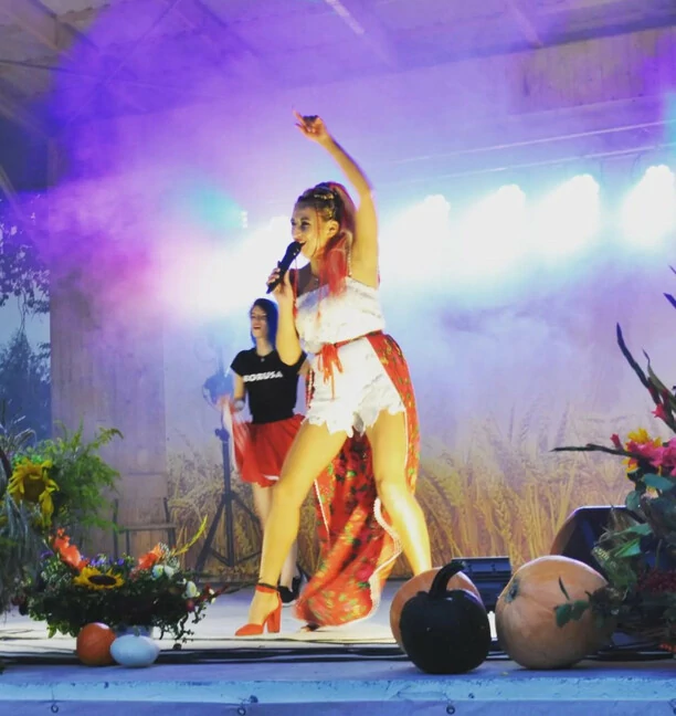 Piękne ponętne nogi! Przemyślany wizerunek wokalistki disco polo! Gwiazda podbija tym serca swoich fanów! 