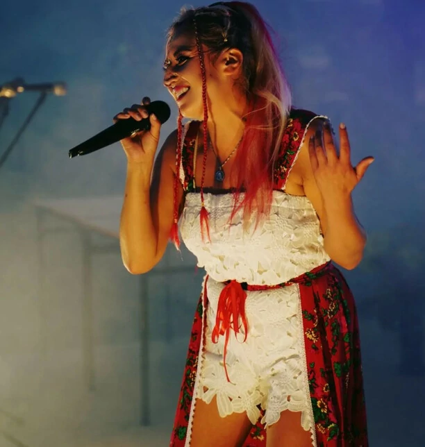 Piękne ponętne nogi! Przemyślany wizerunek wokalistki disco polo! Gwiazda podbija tym serca swoich fanów! 