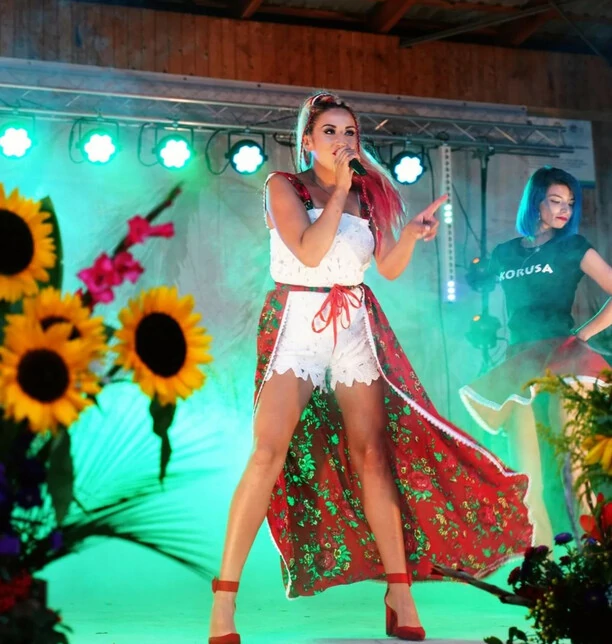 Piękne ponętne nogi! Przemyślany wizerunek wokalistki disco polo! Gwiazda podbija tym serca swoich fanów! 