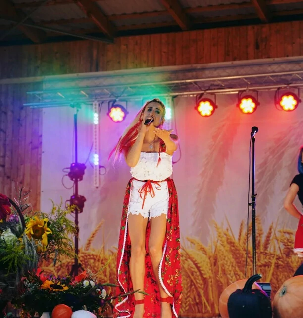 Piękne ponętne nogi! Przemyślany wizerunek wokalistki disco polo! Gwiazda podbija tym serca swoich fanów! 