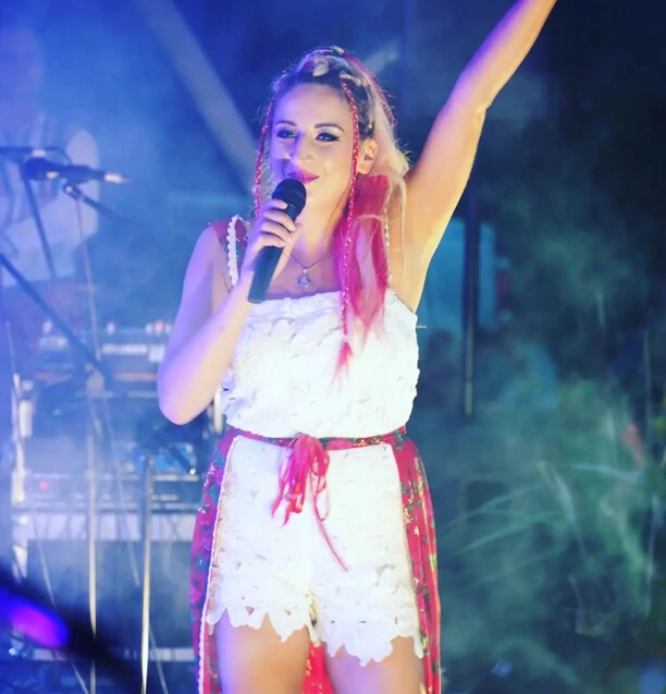 Piękne ponętne nogi! Przemyślany wizerunek wokalistki disco polo! Gwiazda podbija tym serca swoich fanów! 