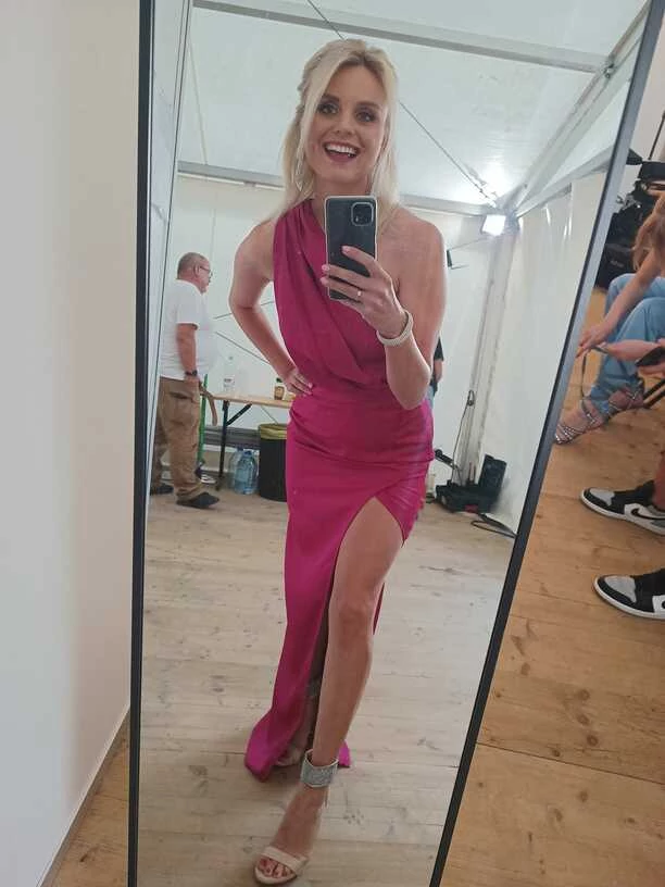 Śliczna wokalistka disco polo skradła całe show?! Jej kusząca stylizacja zachwyciła widzów Wakacyjnej Trasy Dwójki! 