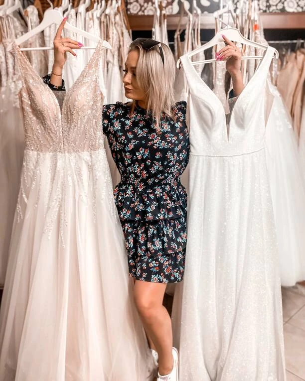 Uwielbiana wokalistka disco polo przyłapana w salonie sukien ślubnych! Artystka wybrała wymarzoną kreację na swój wielki dzień! 
