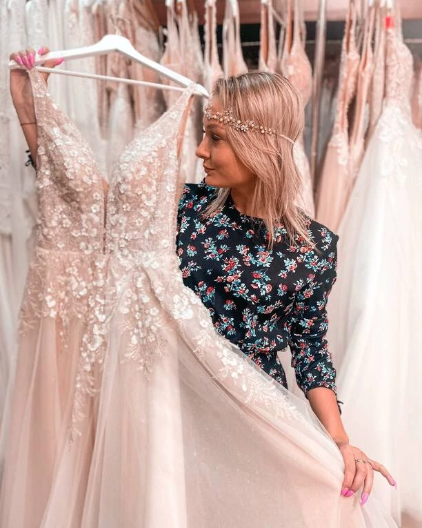 Uwielbiana wokalistka disco polo przyłapana w salonie sukien ślubnych! Artystka wybrała wymarzoną kreację na swój wielki dzień! 
