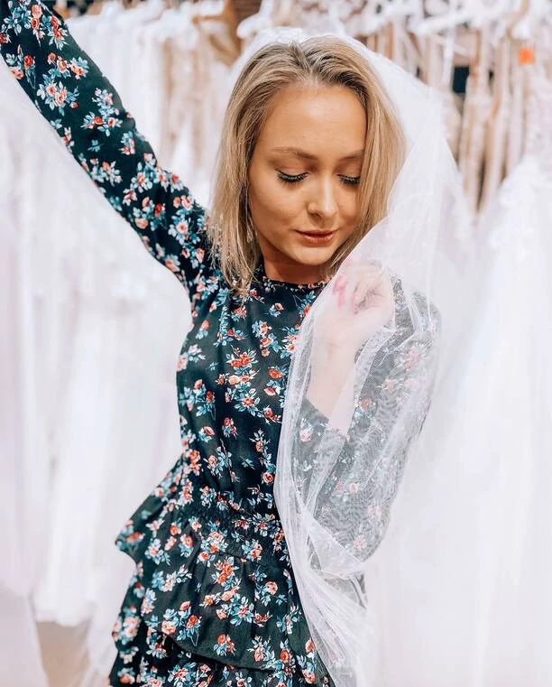 Uwielbiana wokalistka disco polo przyłapana w salonie sukien ślubnych! Artystka wybrała wymarzoną kreację na swój wielki dzień! 
