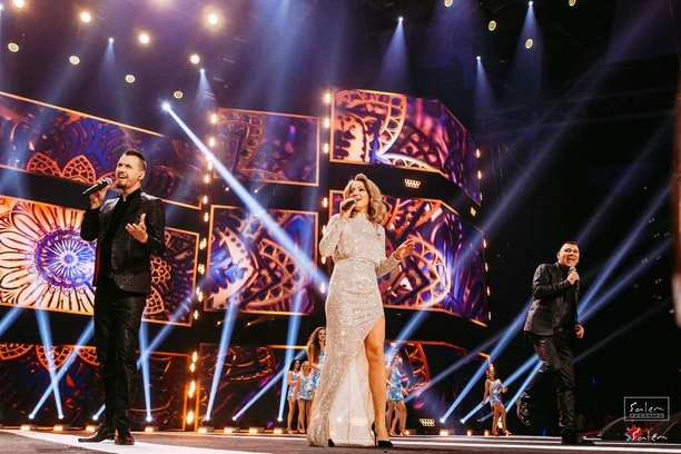 Córka Sławomira Świerzyńskiego błyszczy na scenie w super modnej sukience! Tak Nikola Dutkiewicz zachwyca swoim wizerunkiem! 