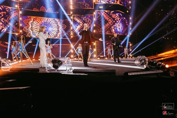 Córka Sławomira Świerzyńskiego błyszczy na scenie w super modnej sukience! Tak Nikola Dutkiewicz zachwyca swoim wizerunkiem! 