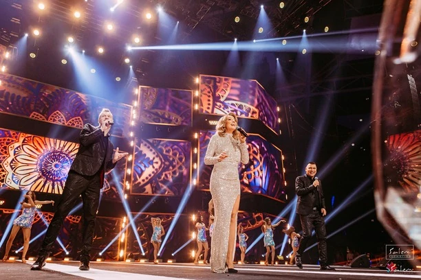 Córka Sławomira Świerzyńskiego błyszczy na scenie w super modnej sukience! Tak Nikola Dutkiewicz zachwyca swoim wizerunkiem! 