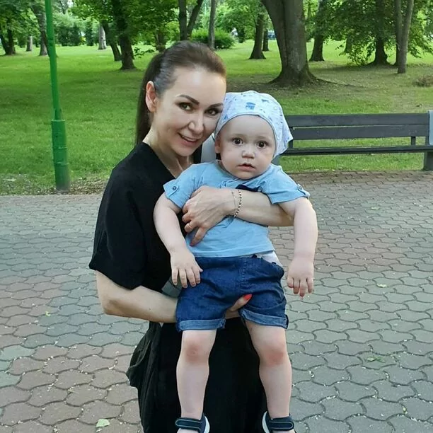 Popularna wokalistka disco polo pokazała syna! Maluch ma już ponad rok i jest bardzo podobny do mamy! 
