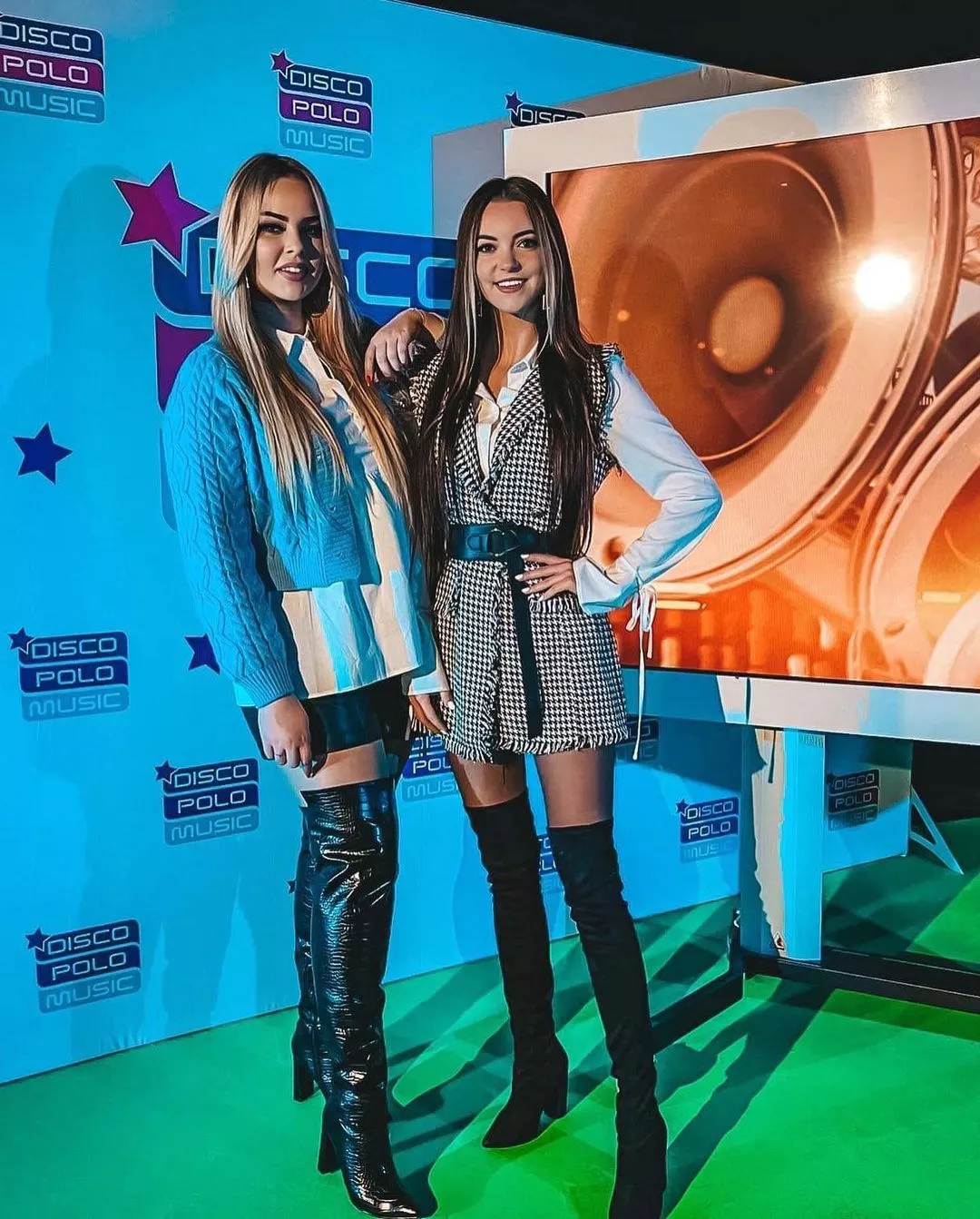 Co za nogi! Dwie śliczne wokalistki disco polo  z formacji Topky zachwyciły stylizacjami podczas nagrań  w telewizji Polsat!