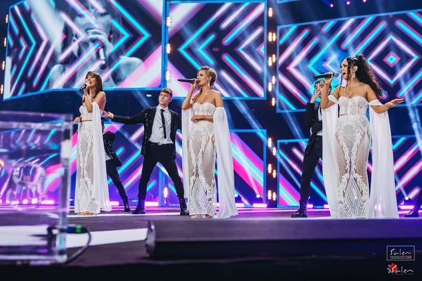 HOT! Gwiazdy disco polo w prześwitujących strojach! Tak wyglądały wokalistki na największej imprezie w POLSCE | ZDJĘCIA