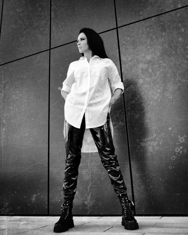 Prześliczna gwiazda disco polo kusi zgrabnymi ciałem! Uwagę zwracają Jej piękne, długie nogi!  