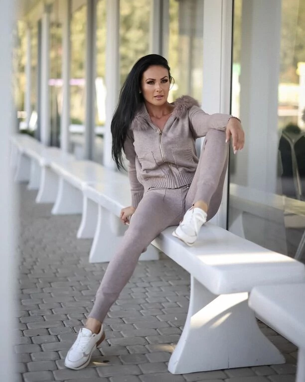 Prześliczna gwiazda disco polo kusi zgrabnymi ciałem! Uwagę zwracają Jej piękne, długie nogi!  