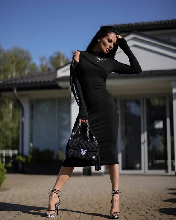 Prześliczna gwiazda disco polo kusi zgrabnymi ciałem! Uwagę zwracają Jej piękne, długie nogi!  