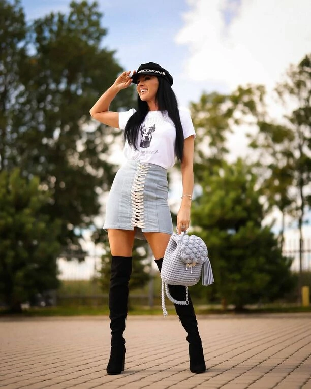 Prześliczna gwiazda disco polo kusi zgrabnymi ciałem! Uwagę zwracają Jej piękne, długie nogi!  